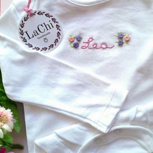 Birth: Personalized baby bodysuit with hand-embroidered name