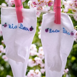 Calzini ricamati a mano personalizzati. Embroidered Socks immagine 1