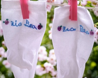 Calcetines personalizados bordados a mano. Calcetines bordados