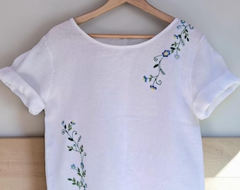 Blusa in puro lino ricamata a mano | Fiori blu botanici | Camicia bianca artigianale | Linen embroidered blouse | Slow fashion