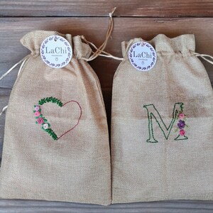Canvas-Tasche mit handgestickten Initialen oder Blumenmustern. Reise-Dessoustasche.