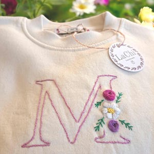 Sudadera personalizada con letra de flores bordada a mano