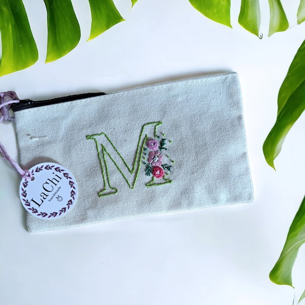 Pochette, trousse in tela ricamata a mano con iniziali floreali