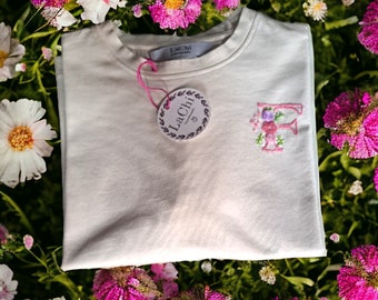 T-shirt avec fleurs et initiales brodées à la main. T-shirt brodé à la main.