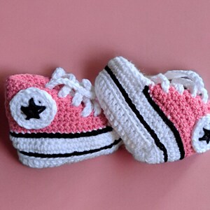 Converse de ganchillo para bebé. Regalo de nacimiento para bebé niño/niña