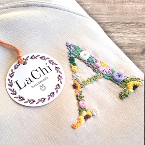Sudadera personalizada con inicial de flores bordada a mano