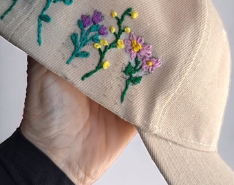 Cappellino baseball ricamato a mano. Hand Embroidered Hat. Floral Embroiderd Hat. Embroidered Floral Baseball Hat