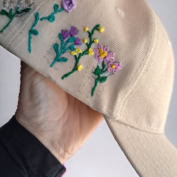 Cappellino baseball ricamato a mano. Hand Embroidered Hat. Floral Embroiderd Hat. Embroidered Floral Baseball Hat