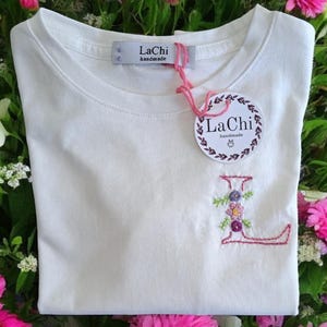 Personalisiertes T-Shirt mit handgesticktem floralen Initial