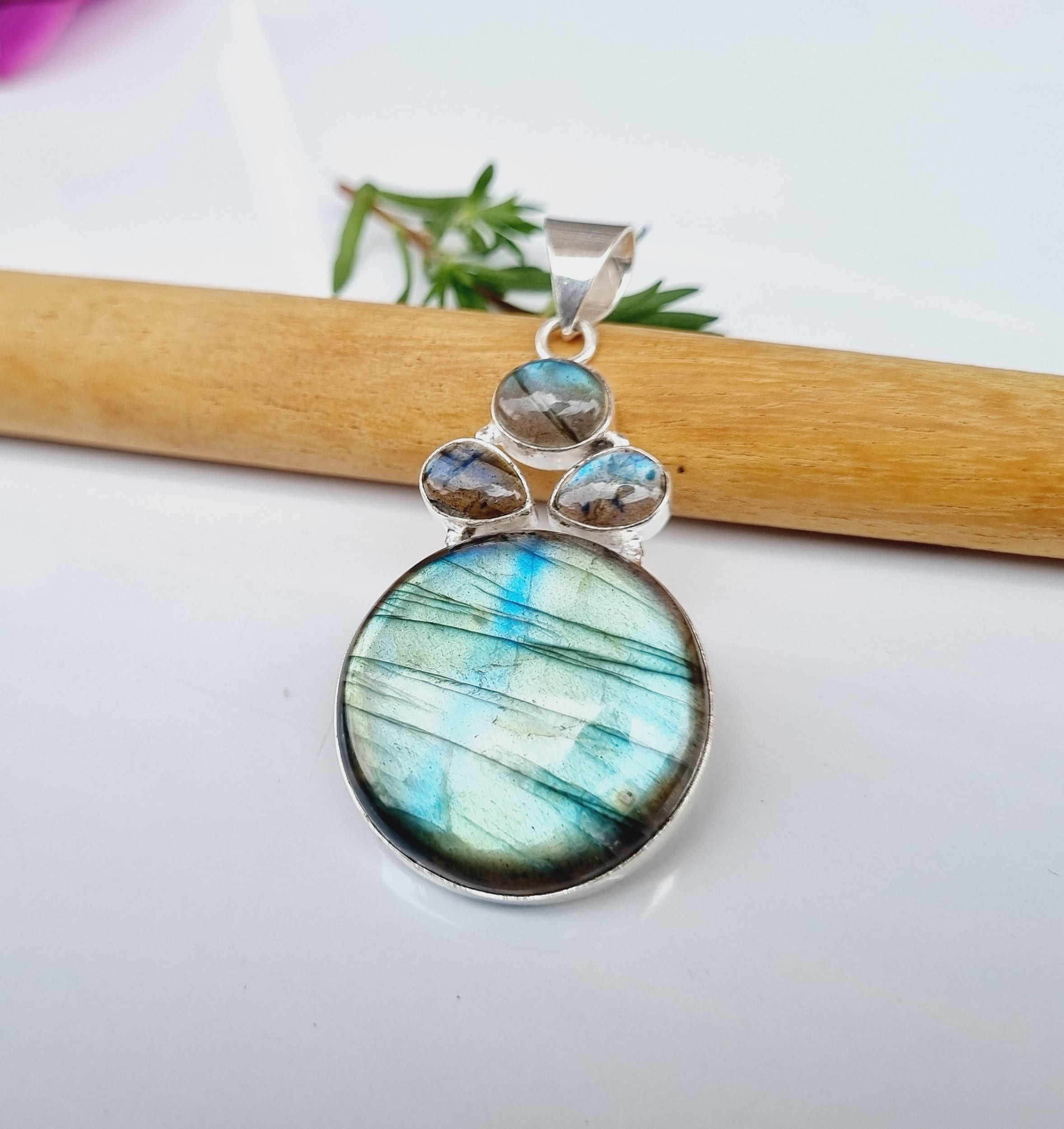 Pendentif Labradorite Feu Bleu Fait Main - Pierre 90 Carats, Sertie Argentée, Pendentif Cabochon