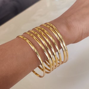 18k guldpläterade stapelbara armband - Semanarios set om 7