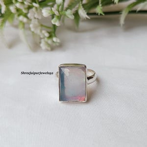 Prostokątny pierścionek z tęczowym opalem Arora, pierścionek ze srebra próby 925, minimalistyczny pierścionek z wyrazistym wzorem, ręcznie robiony pierścionek boho ze srebra z kamieniami szlachetnymi, prezent dla niej.