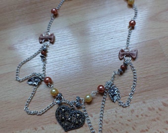 Collier coeur avec breloques et perles -