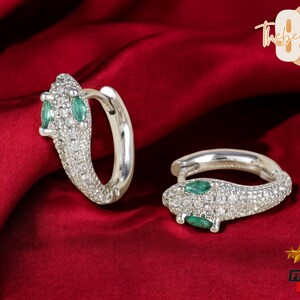 Brincos de argola de cobra dourada | Inspiração gótica vitoriana | Olhos verde-esmeralda | Piercing pendente de cristal | Joias com design de víbora boho chique
