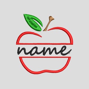 Puede incluir: Diseño de manzana bordada con la palabra "name" en escritura negra. El contorno de la manzana es rojo, con una hoja verde y un tallo marrón. El diseño está sobre un fondo gris claro.