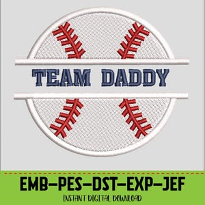 Op de afbeelding: Een honkbalontwerp met de tekst "TEAM DADDY" in marineblauw. De honkbal is wit met rode stiksels. De afbeelding bevat ook de tekst "EMB-PES-DST-EXP-JEF" en "INSTANT DIGITAL DOWNLOAD".