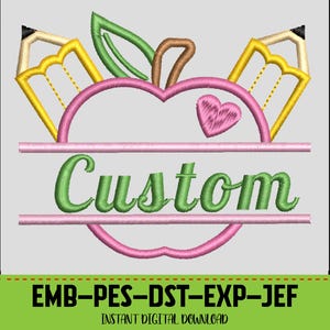 以下が含まれることがあります： ピンクのリンゴの形にハート、緑の葉、鉛筆2本をあしらった刺繍デザイン。「Custom」の文字は緑色で刺繍されています。下のバナーには「EMB-PES-DST-EXP-JEF」と「INSTANT DIGITAL DOWNLOAD」と書かれています。
