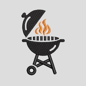 Può includere: Ricamo nero di una griglia per barbecue con coperchio aperto e fiamme arancioni. La griglia ha un corpo rotondo, una maniglia e tre gambe, una con una ruota. Un design classico per cucinare e grigliare all'aperto.