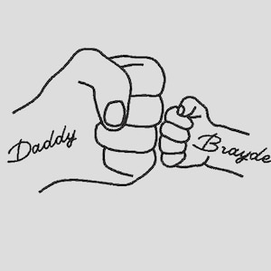 Peut inclure: Illustration au trait de deux poings qui se cognent. Le mot "Daddy" est écrit sur le plus grand poing, et le nom "Brayden" est écrit sur le plus petit poing. Le fond est gris clair uni.