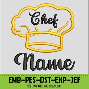 以下が含まれることがあります： 金色のコック帽と黒い筆記体で「Chef」の文字が描かれたデジタル刺繍デザイン。下には「Name」の文字も黒い筆記体で書かれています。デザインは、インスタントデジタルダウンロード用です。