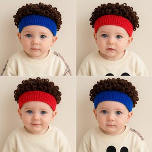 Puede incluir: Cuatro imágenes de bebés con cintas para la cabeza novedosas con cabello rizado marrón adjunto. Las cintas para la cabeza son rojas o azules. Los bebés llevan jerséis color crema.