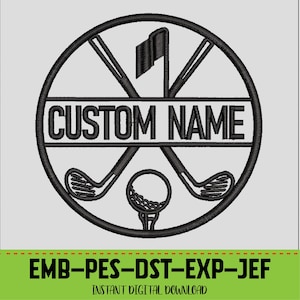 Pode incluir: Design de golfe bordado em preto com o texto "CUSTOM NAME" dentro de um círculo. O design inclui tacos de golfe cruzados, uma bola de golfe num tee e uma bandeira. A parte inferior da imagem tem o texto "EMB-PES-DST-EXP-JEF" e "INSTANT DIGITAL DOWNLOAD".