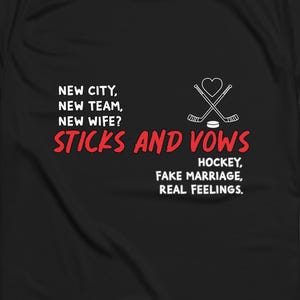 Serie di romanzi rosa sull'hockey "STICKS AND VOWS" di Ginny Sterling. Maglia sportiva unisex.