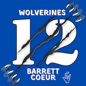 Può includere: Un design grafico blu con il numero 12 bianco attraversato da tre segni di artigli neri. Il testo WOLVERINES appare sopra, mentre BARRETT COEUR è sotto. Sono visibili due mani blu artigliate e una piccola icona di un gesto della mano.