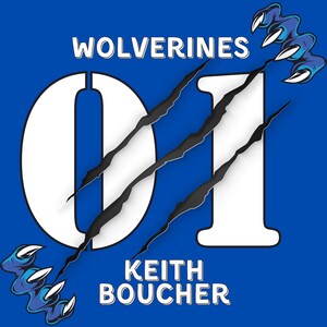 Può includere: Un design grafico blu con il testo bianco WOLVERINES sopra il grande numero bianco 01. Tre segni di artigli neri tagliano diagonalmente il numero. Artigli blu e bianchi appaiono agli angoli, con la scritta KEITH BOUCHER in bianco.