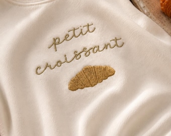 Pelele de bebé bordado con diseño de croissant pequeño / Body de bebé con estampado de panadería francesa, conjunto neutro para recién nacido para la salida del hospital.