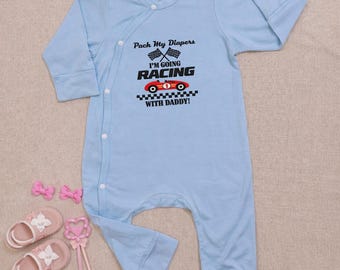 Pack My Diapers I'm Going Racing geborduurde babyromper, Racing baby-outfit met papa, romper autothema, gepersonaliseerd cadeau