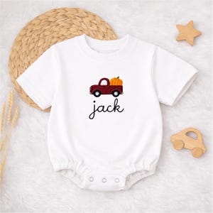 Individueller Name Kürbis LKW gestickter Babystrampler | Personalisierte Herbst rot LKW Neugeborene Geschenk | Kürbis Patch Body