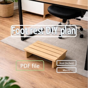 Puede incluir: Un reposapiés de madera clara con una parte superior de listones, diseñado para usar debajo de un escritorio. La imagen incluye el texto "Foot rest DIY plan" y "PDF file". Las dimensiones están disponibles en métrico.