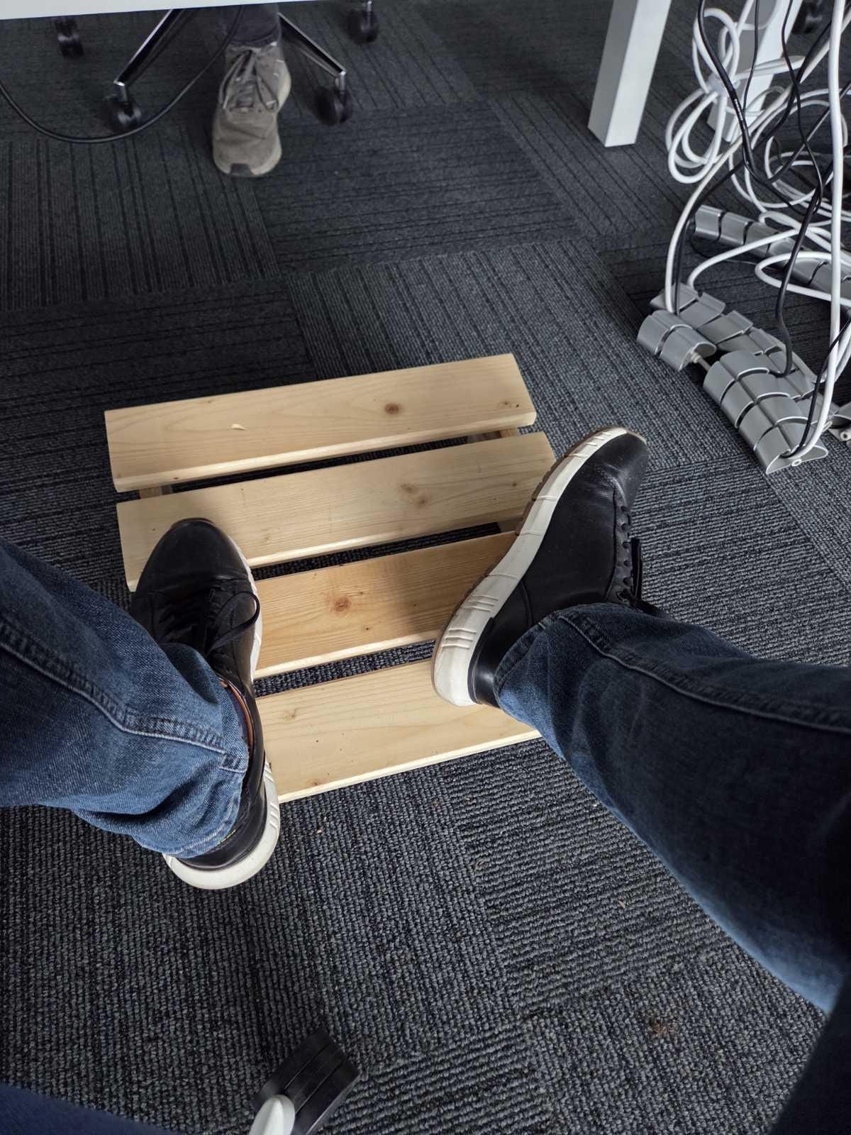 DIY Wooden Foot Rest Plans | Office Footrest Woodworking PDF | Desk ...