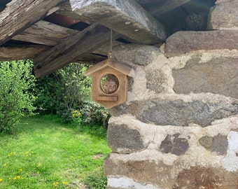 Mangeoire en bois avec boule de graisse