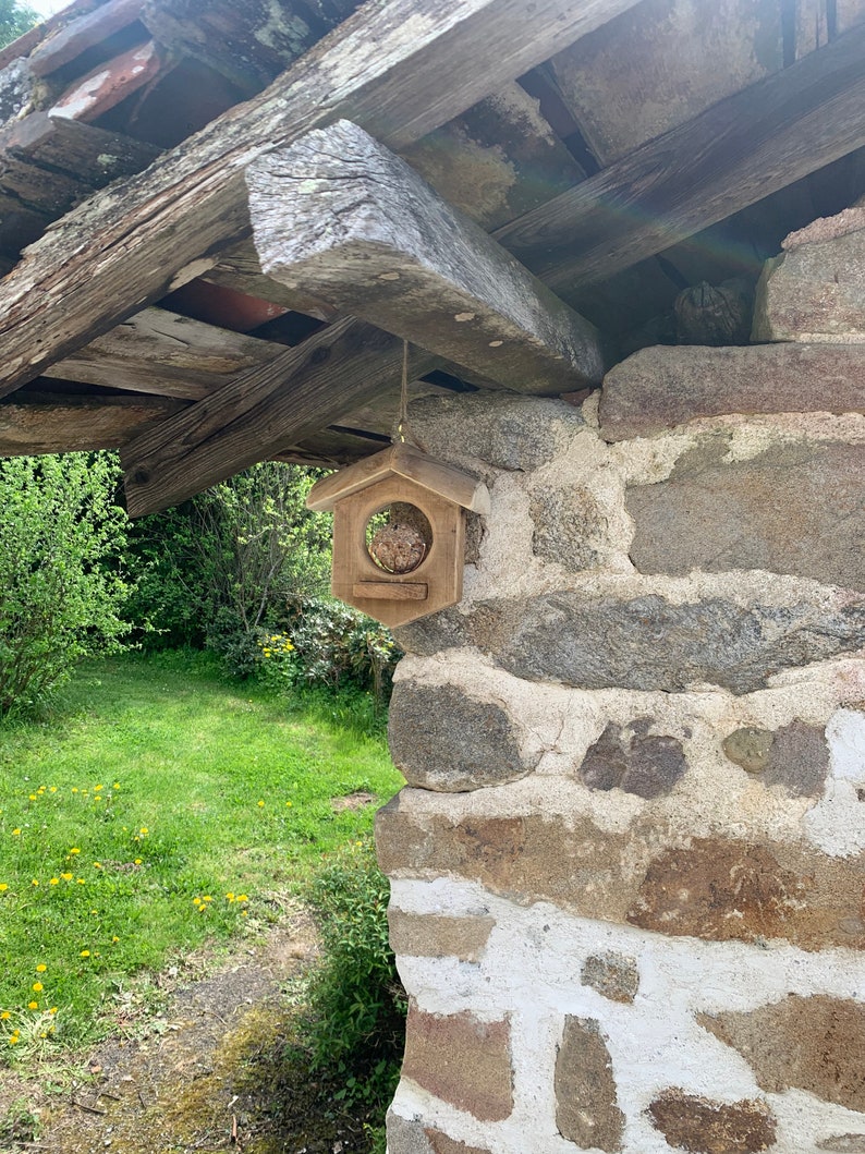 Mangeoire en bois avec boule de graisse immagine 1