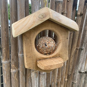 Mangeoire en bois avec boule de graisse immagine 5