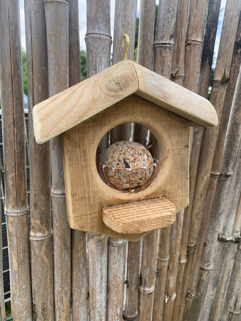 Mangeoire en bois avec boule de graisse immagine 5