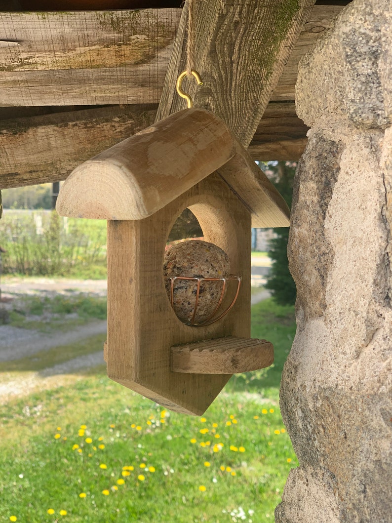 Mangeoire en bois avec boule de graisse immagine 2