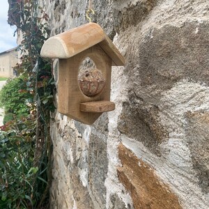 Mangeoire en bois avec boule de graisse immagine 4