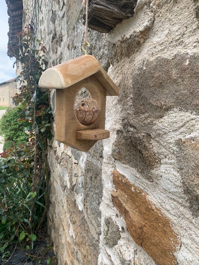 Mangeoire en bois avec boule de graisse immagine 4