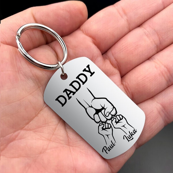 Personalisierter DADDY-Schlüsselanhänger – DADDY-Schlüsselanhänger mit Namensgravur – personalisierter Faust-Kindernamen-Schlüsselanhänger – Geschenk für Papa – Vatertagsgeschenk