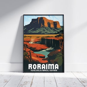Può includere: Un poster vintage di viaggio con un'illustrazione colorata del Monte Roraima, una montagna a cima piatta in Sud America. Il poster presenta una cascata che scende lungo il fianco della montagna e un fiume che scorre attraverso il paesaggio. Il testo "RORAIMA VENEZUELA/BRAZIL/GUYANA" è stampato nella parte inferiore del poster.