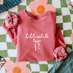 Bibliophile Sweatshirt, Comfort Colors Crewneck Reading Gift for Book Lover Sweatshirt Plus Size Sweatshirts for Women Bookish Gift for Her