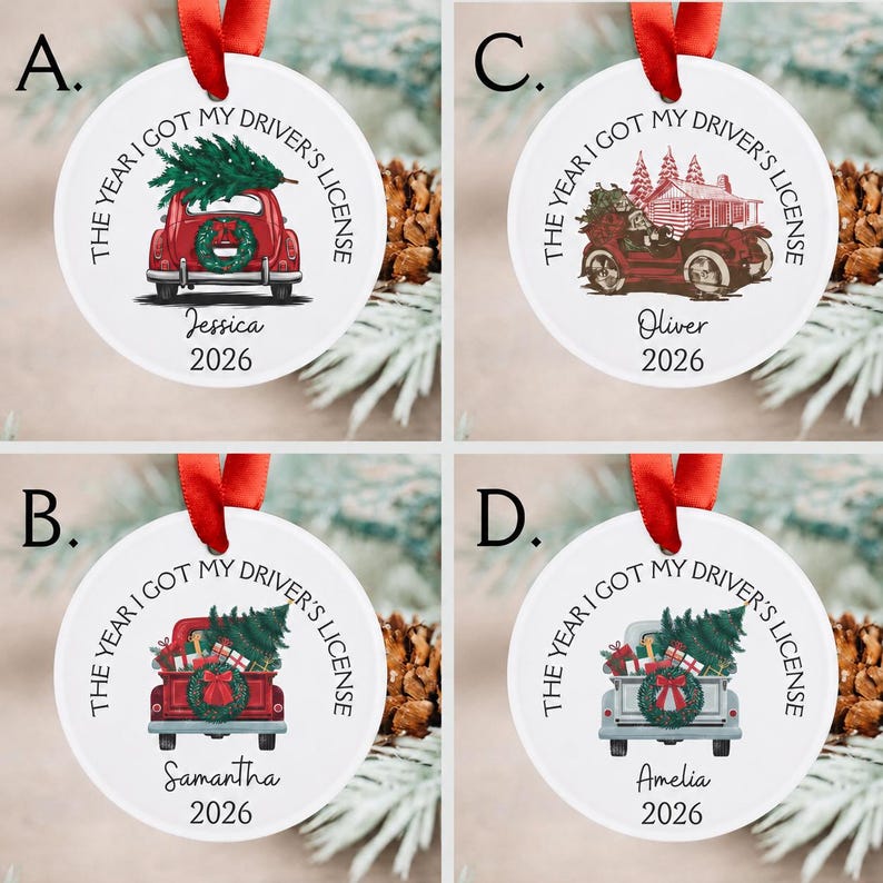 Pu&ograve; includere: Quattro ornamenti rotondi in ceramica bianca con nastri rossi. Ognuno presenta un veicolo con un albero di Natale, il testo THE YEAR I GOT MY DRIVER'S LICENSE, un nome e l'anno 2026. I disegni includono un'auto rossa, un camion rosso e uno grigio.