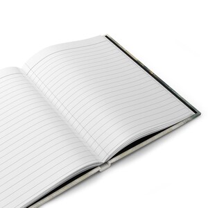 K&ouml;nnte beinhalten: Offenes Notizbuch mit linierten Seiten. Die Seiten sind wei&szlig; mit d&uuml;nnen grauen Linien. Der Einband des Notizbuchs ist sichtbar, und der Einband hat ein ged&auml;mpftes, gemustertes Design. Das Notizbuch ist ge&ouml;ffnet und zeigt die Innenseiten.