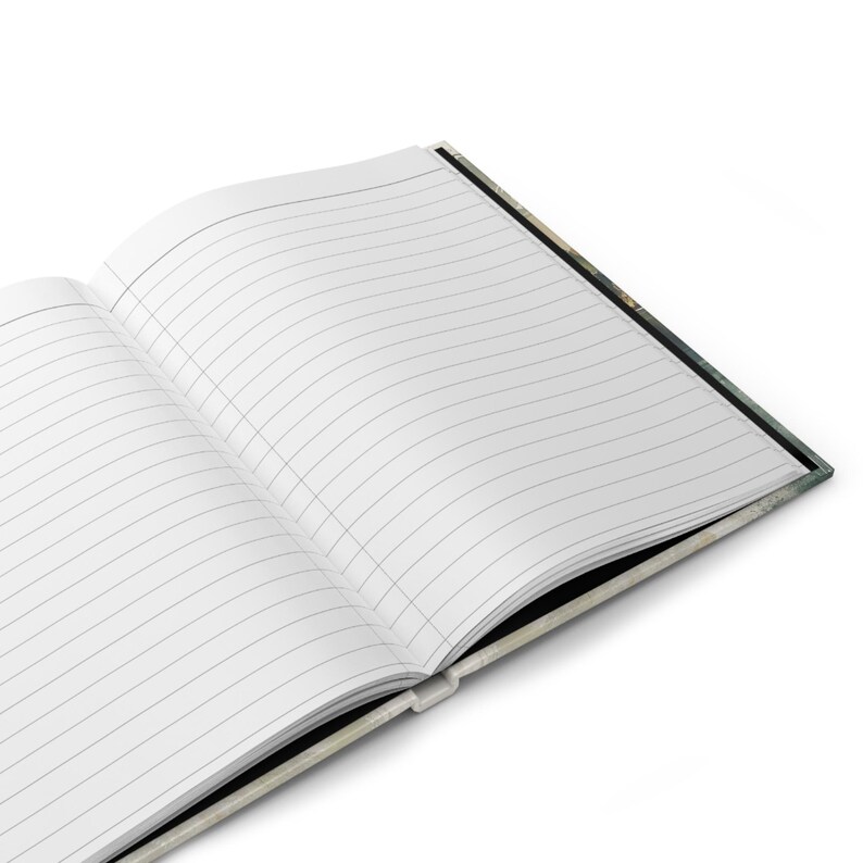 K&ouml;nnte beinhalten: Offenes Notizbuch mit linierten Seiten. Die Seiten sind wei&szlig; mit d&uuml;nnen grauen Linien. Der Einband des Notizbuchs ist sichtbar, und der Einband hat ein ged&auml;mpftes, gemustertes Design. Das Notizbuch ist ge&ouml;ffnet und zeigt die Innenseiten.