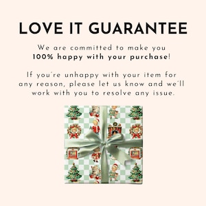Puede incluir: Un regalo envuelto con una cinta verde claro. El papel de regalo tiene un patr&oacute;n repetido de ilustraciones navide&ntilde;as vintage sobre un fondo a cuadros. El texto "LOVE IT GUARANTEE" est&aacute; en la parte superior.