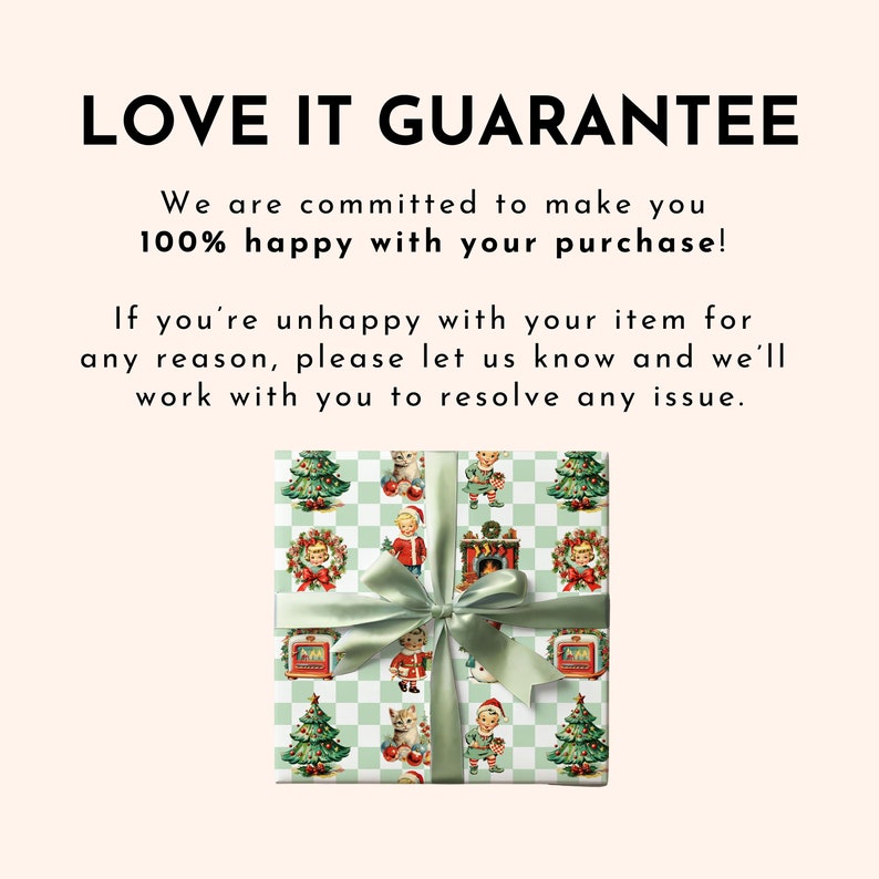 Puede incluir: Un regalo envuelto con una cinta verde claro. El papel de regalo tiene un patr&oacute;n repetido de ilustraciones navide&ntilde;as vintage sobre un fondo a cuadros. El texto "LOVE IT GUARANTEE" est&aacute; en la parte superior.