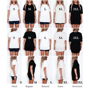 以下が含まれることがあります： S、M、L、XL、2XLの白と黒のTシャツのコレクション。前面、背面、側面からシャツを表示し、さまざまなフィット感を示しています。フィット、レギュラー、リラックス、ルーズ、オーバーサイズ。